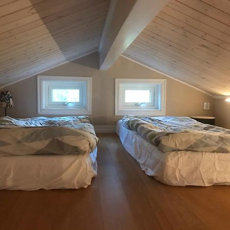 Vaelutrustad Stuga Med Vacker Sjoeutsikt Urshult Exterior foto