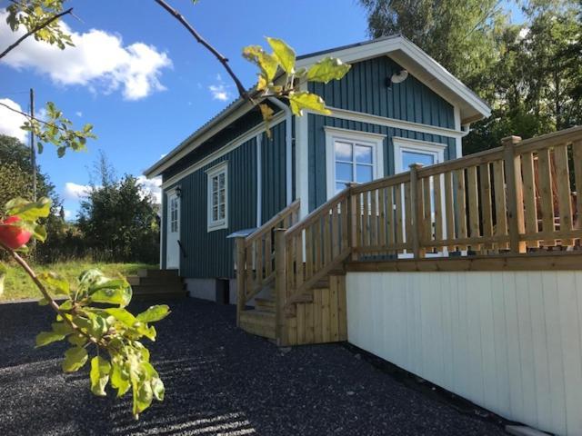 Vaelutrustad Stuga Med Vacker Sjoeutsikt Urshult Exterior foto